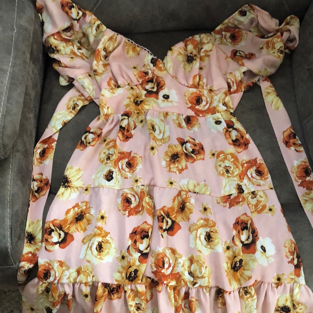 Women’s tie in the back dress.